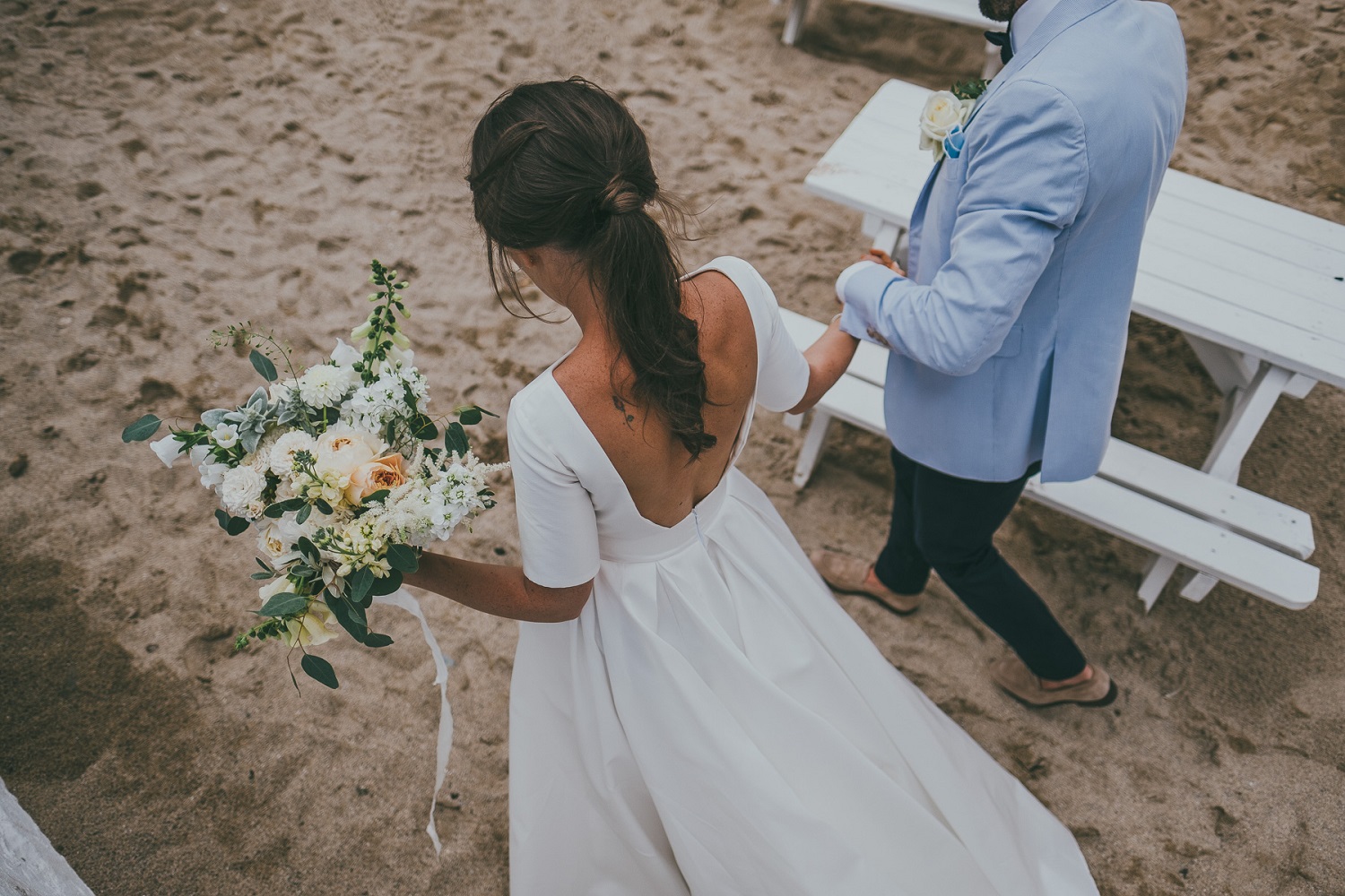 Bruid met staart op het strand