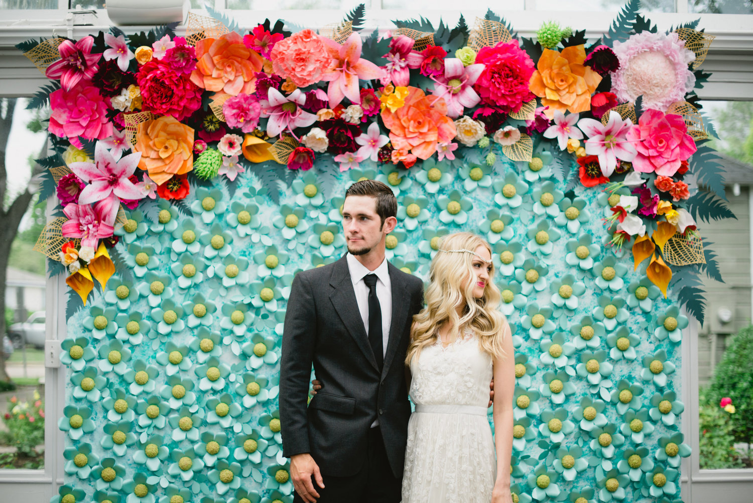 Bruidspaar met papieren bloemen als decoratie op hun bruiloft