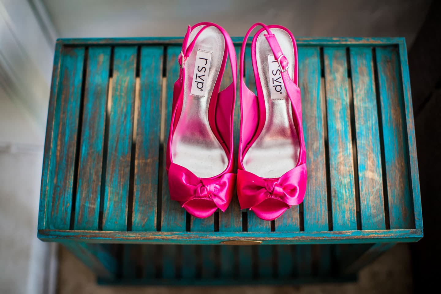 Roze trouwschoenen van de bruid