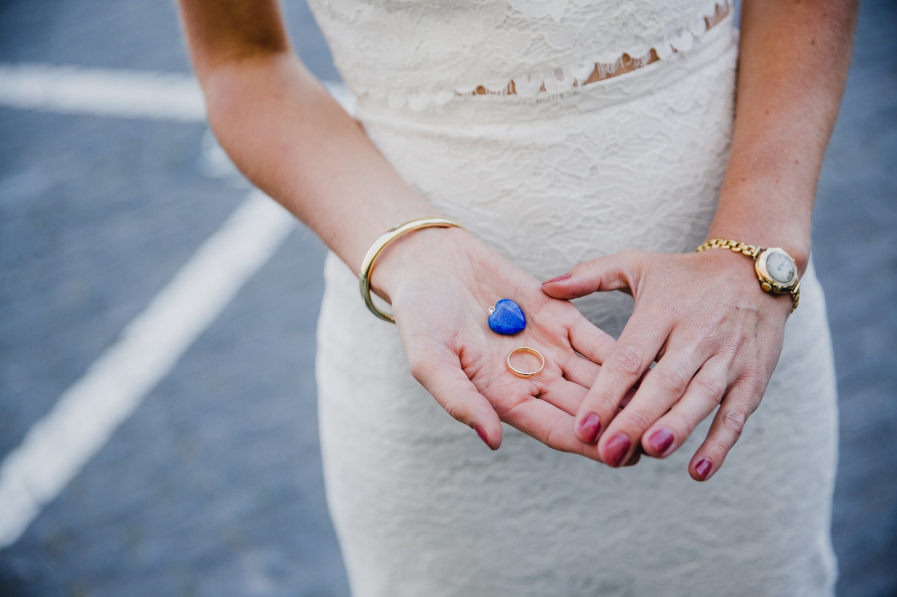 Bruid met een something blue in haar handen