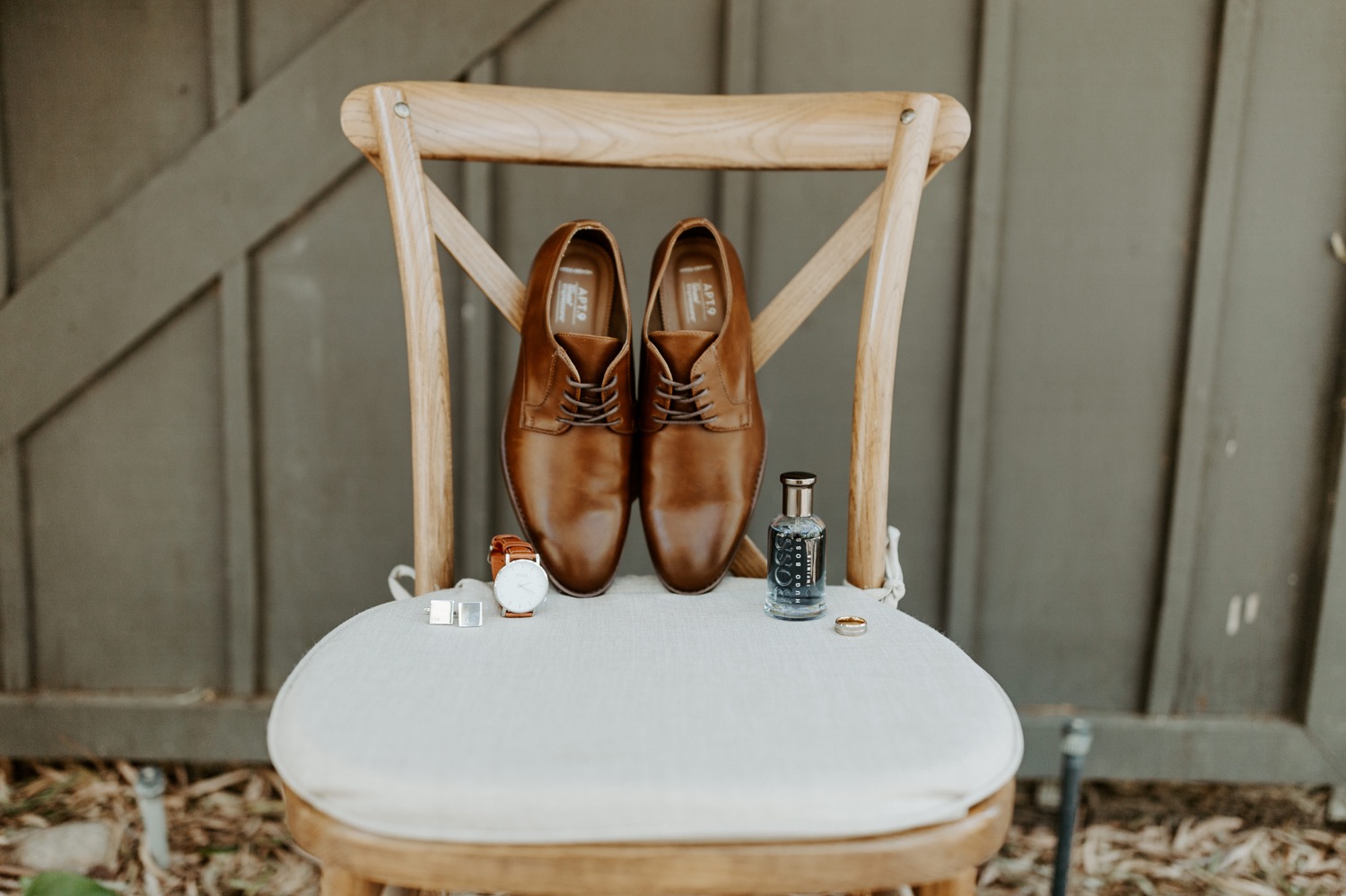 Schoenen van de bruidegom op een stoel