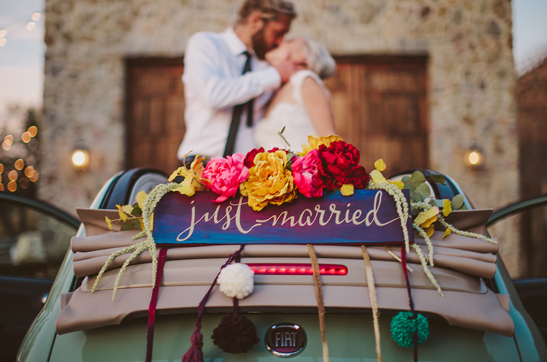 Just married auto met bruidspaar