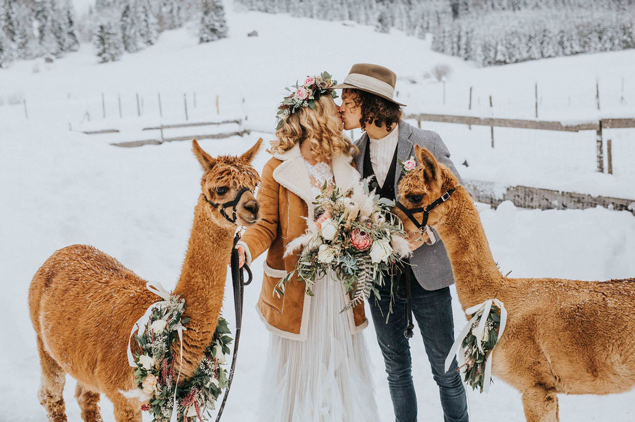 Bruidspaar tijdens hun winter bruiloft
