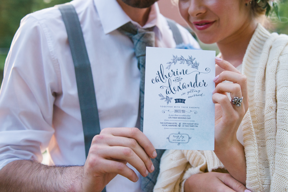 Bruidspaar met trouwkaart