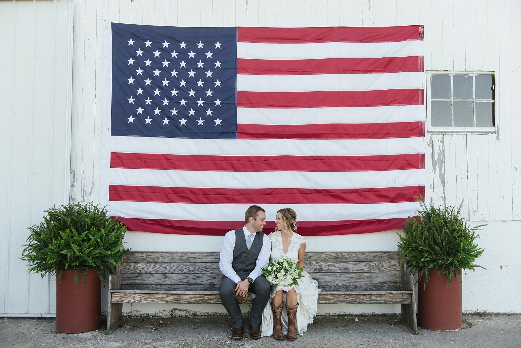 Bruidspaar onder een Amerikaanse vlag
