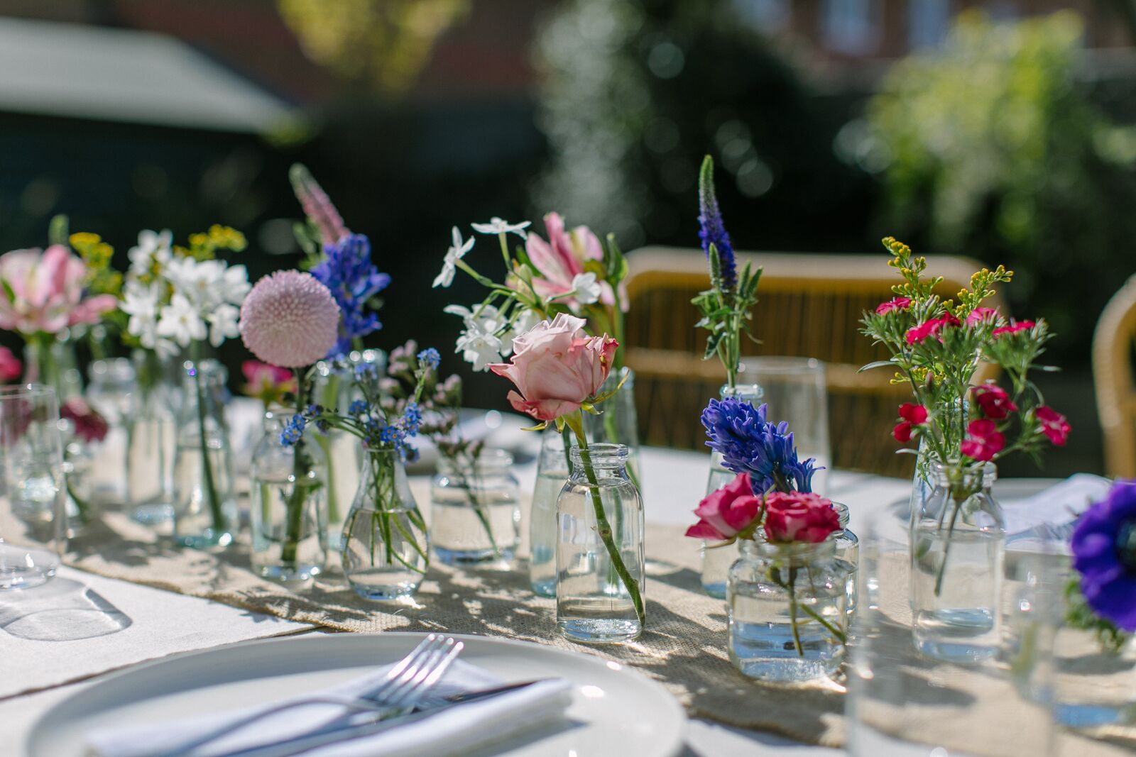 Bloemen als decoratie op de tafels bij het diner