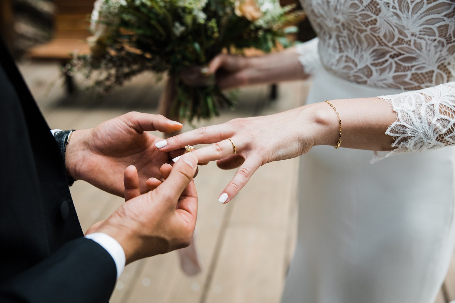 Bruid draagt trouwring aan linker hand