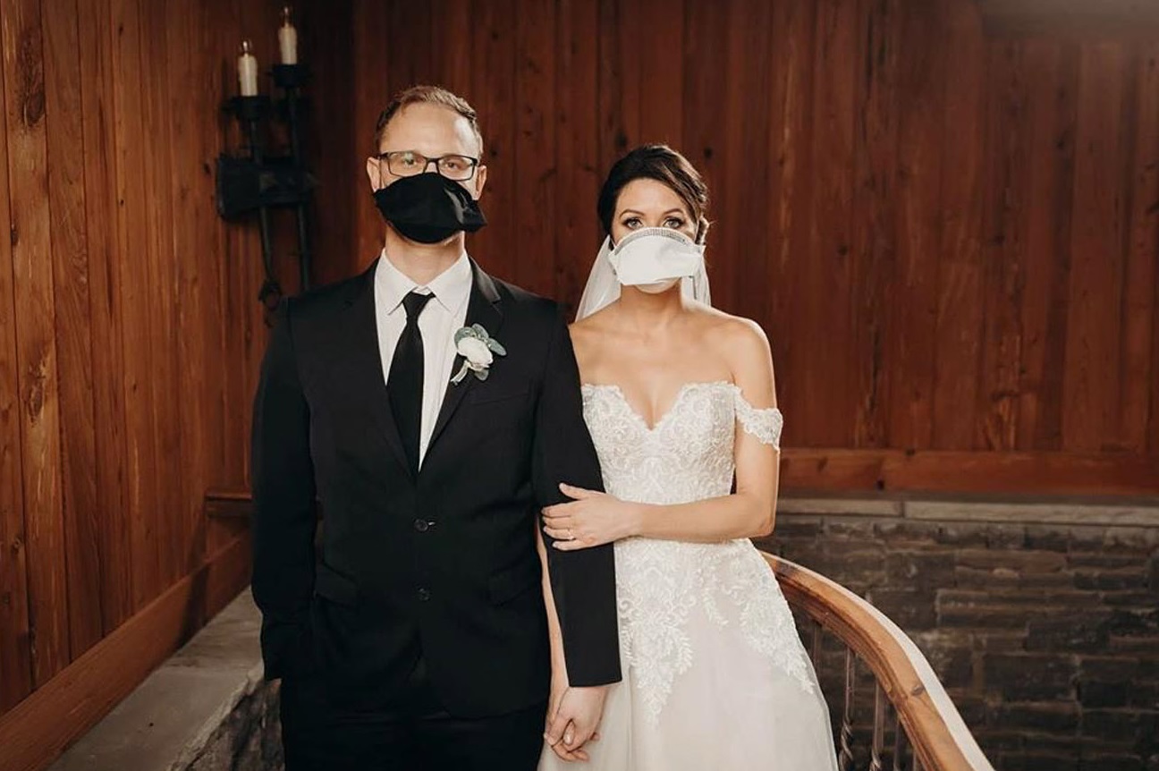 Bruidspaar met mondmaskers