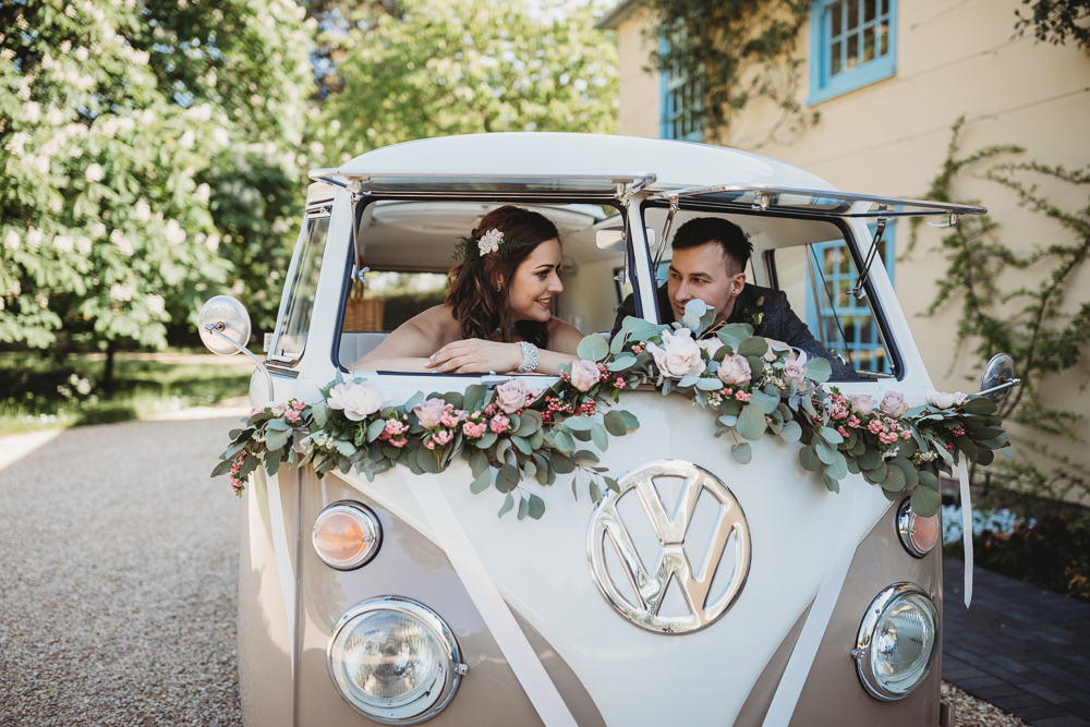 Volkswagenbusje als bruidsauto