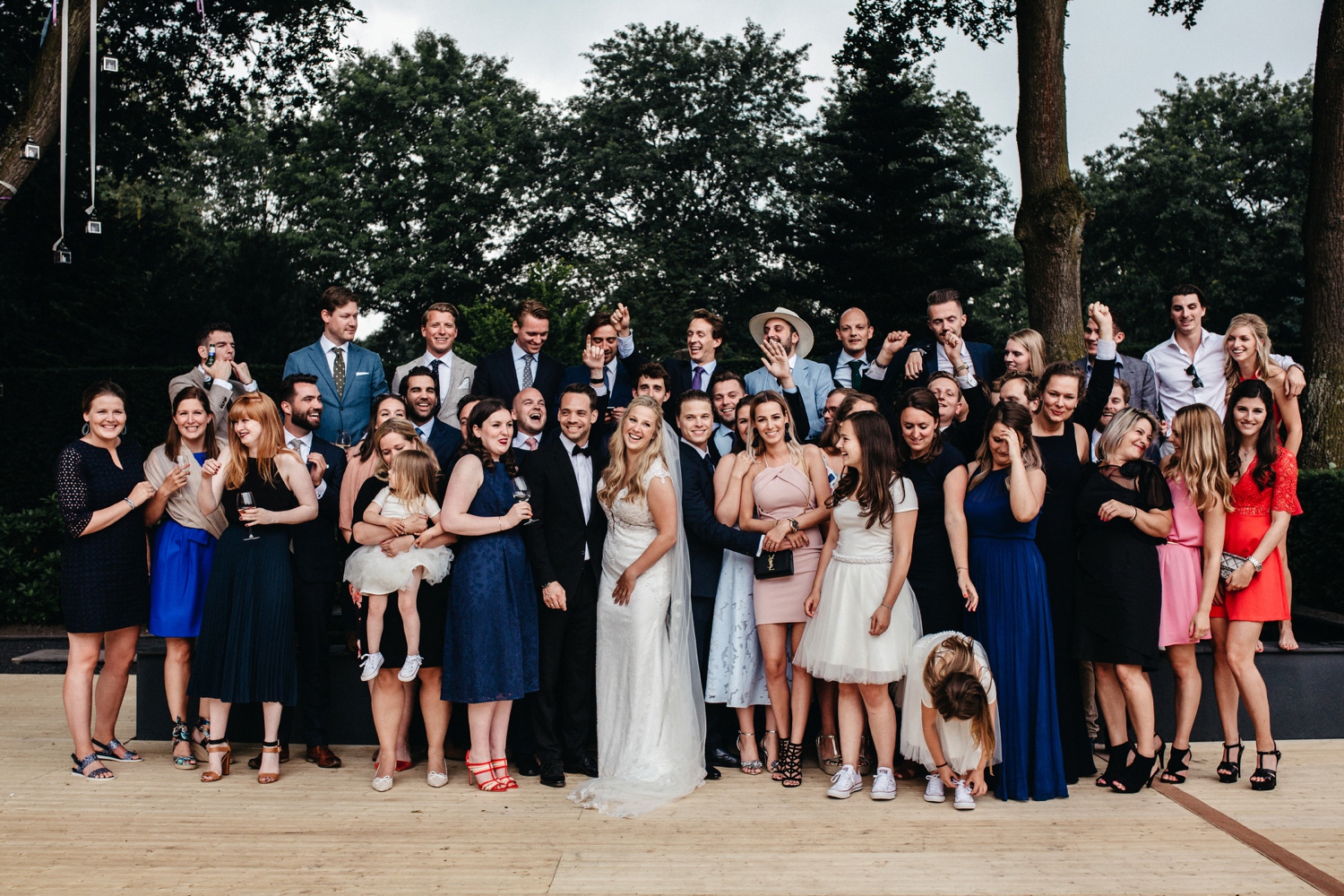 Groepsfoto op de bruiloft met alle gasten