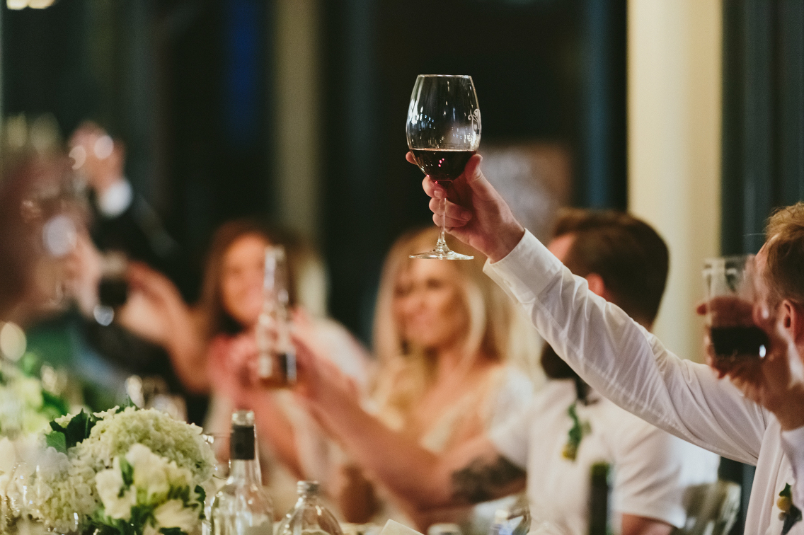 Bruidspaar met wijn als cadeau op bruiloft