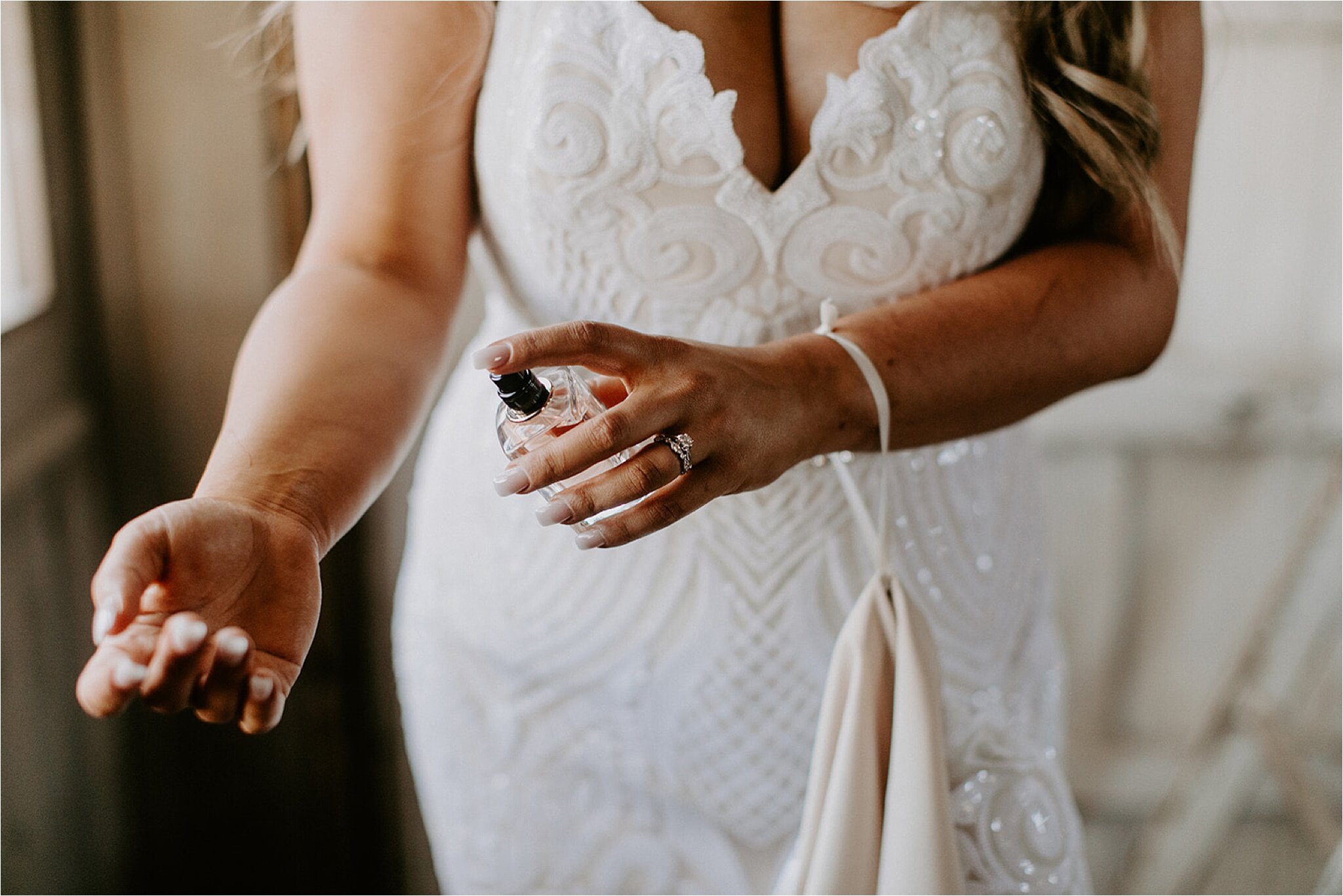 Bruid met parfumflesje in haar hand