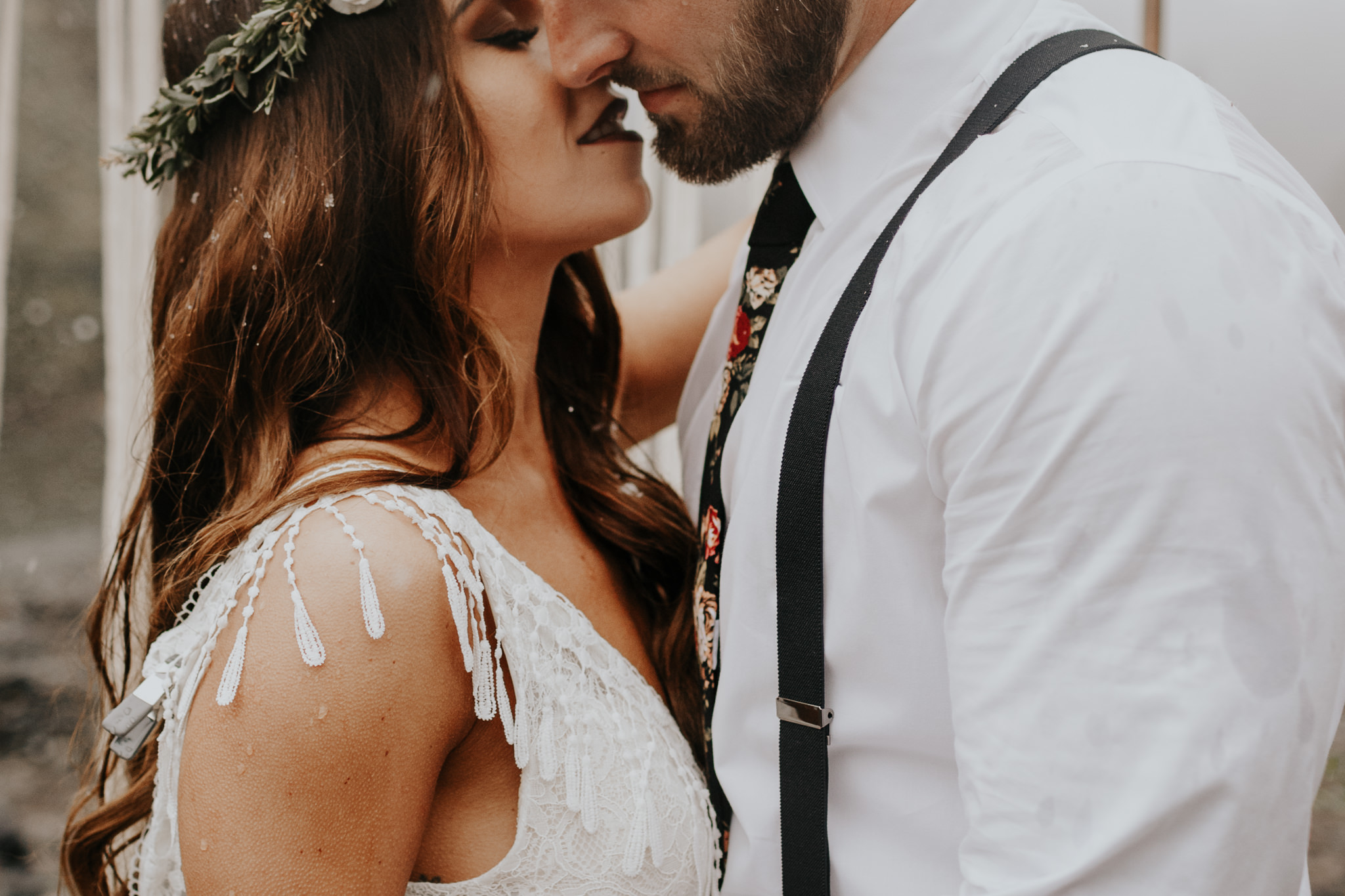 Bruidspaar geeft elkaar een kus