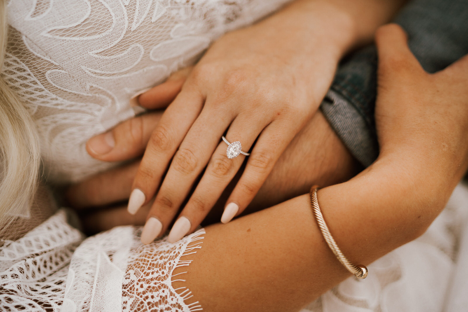 Handen van het bruidspaar