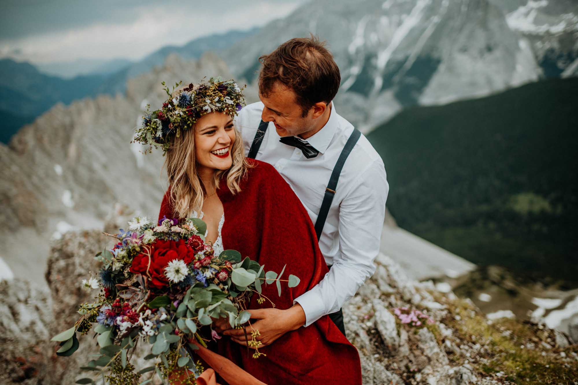 Bruidspaar in de bergen met bloemen
