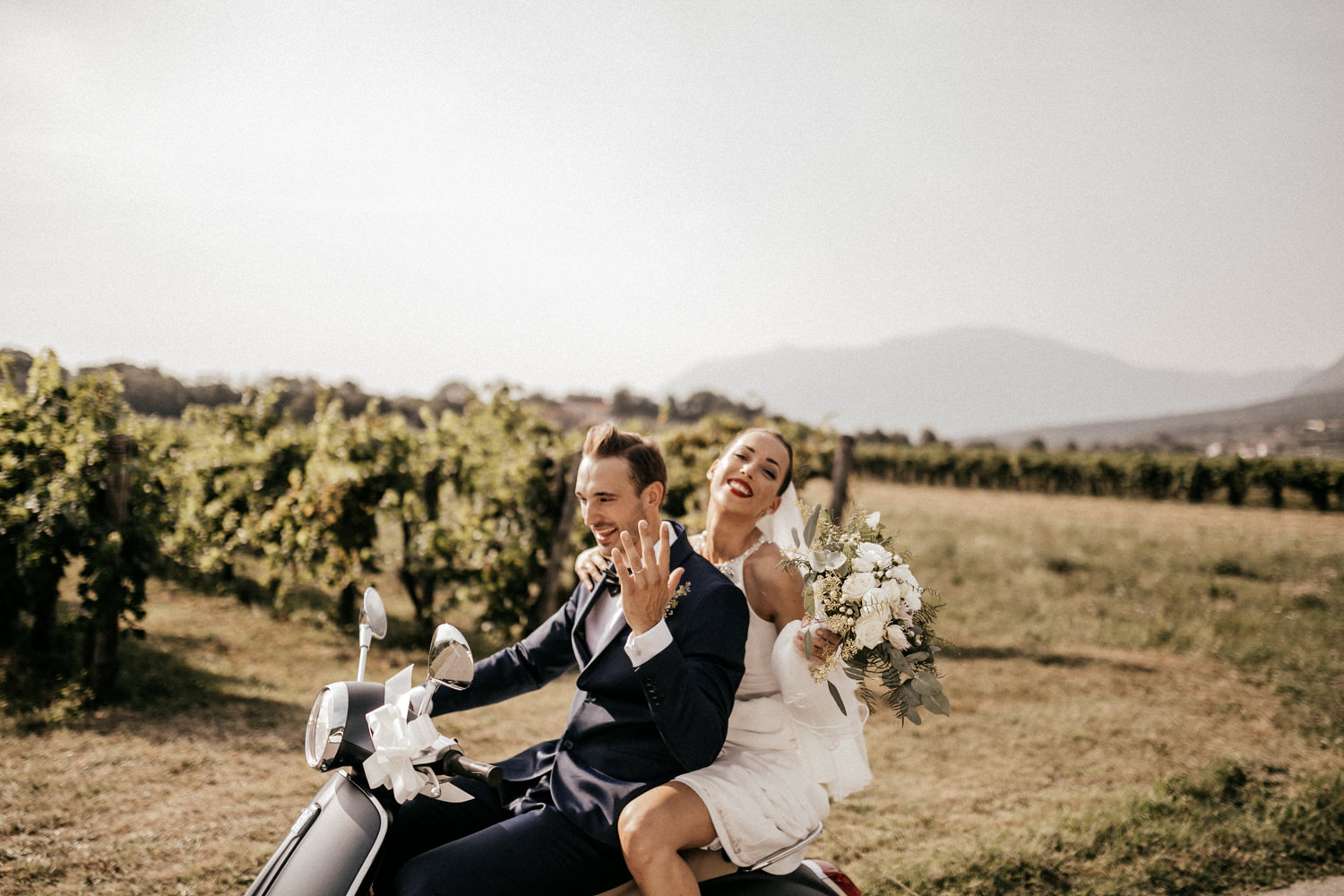 Bruidspaar op een scooter