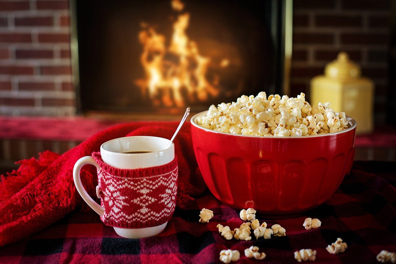 Popcorn en chocolademelk voor kerstfilms