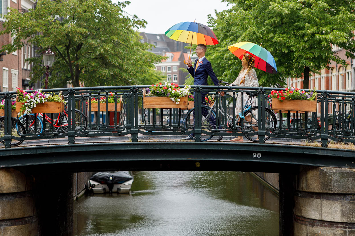 Bruidspaar op een brug in Amsterdam