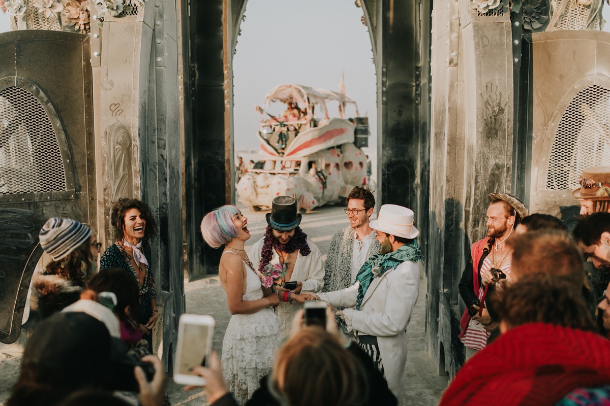 Bruidspaar op Burning Man in Black Rock City