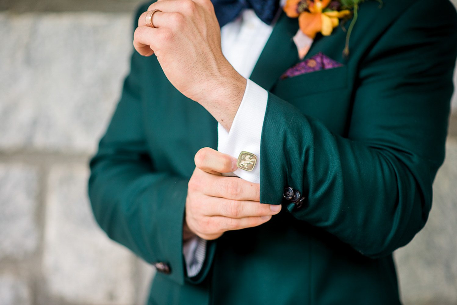 Bruidegom in groen pak en manchetknopen