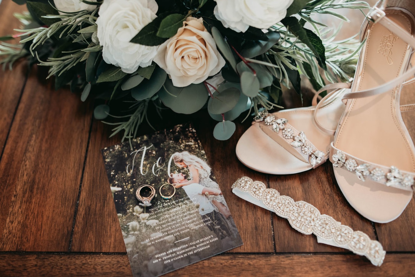 Sandaaltjes en bruidsboeket voor de bruiloft
