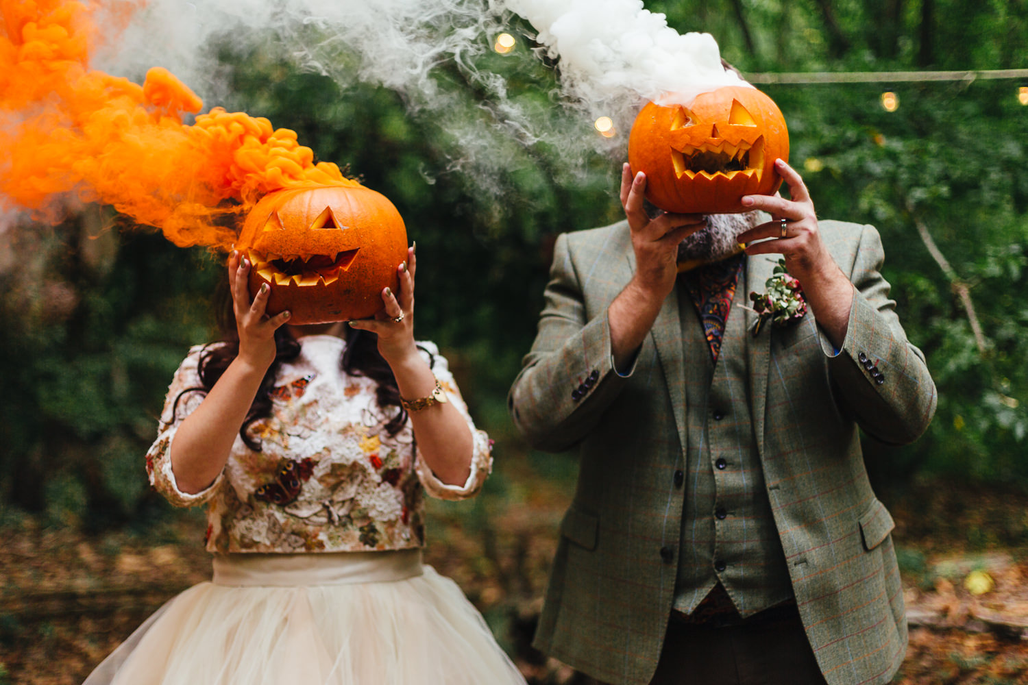Halloween bruidspaar met pompoenen voor hun hoofd