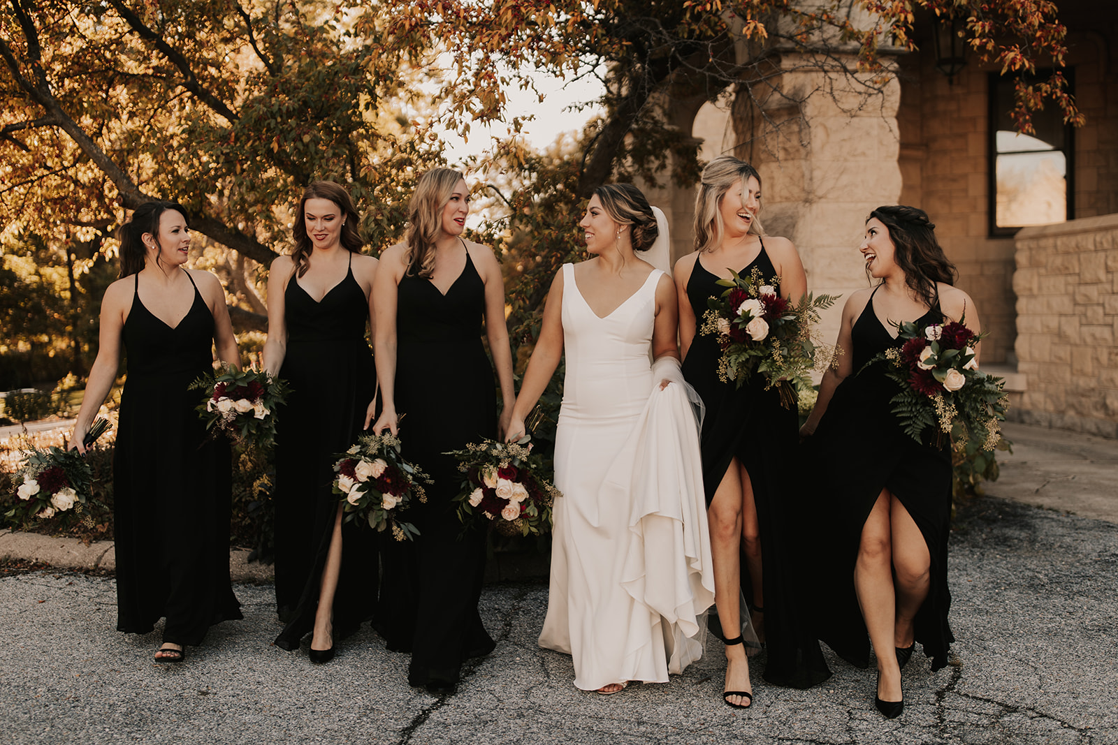 Bruid met bruidsmeisjes in het zwart