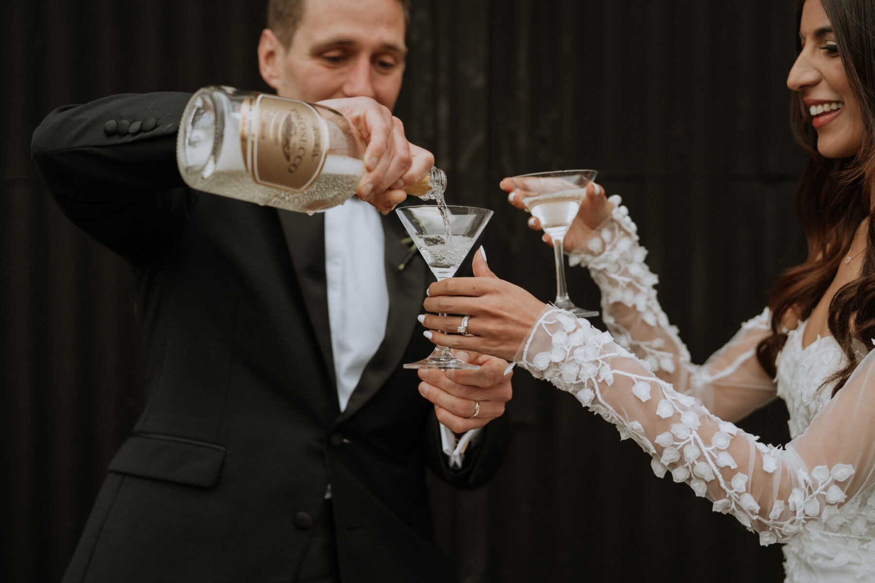 Bruid en bruidegom met luxe fles champagne
