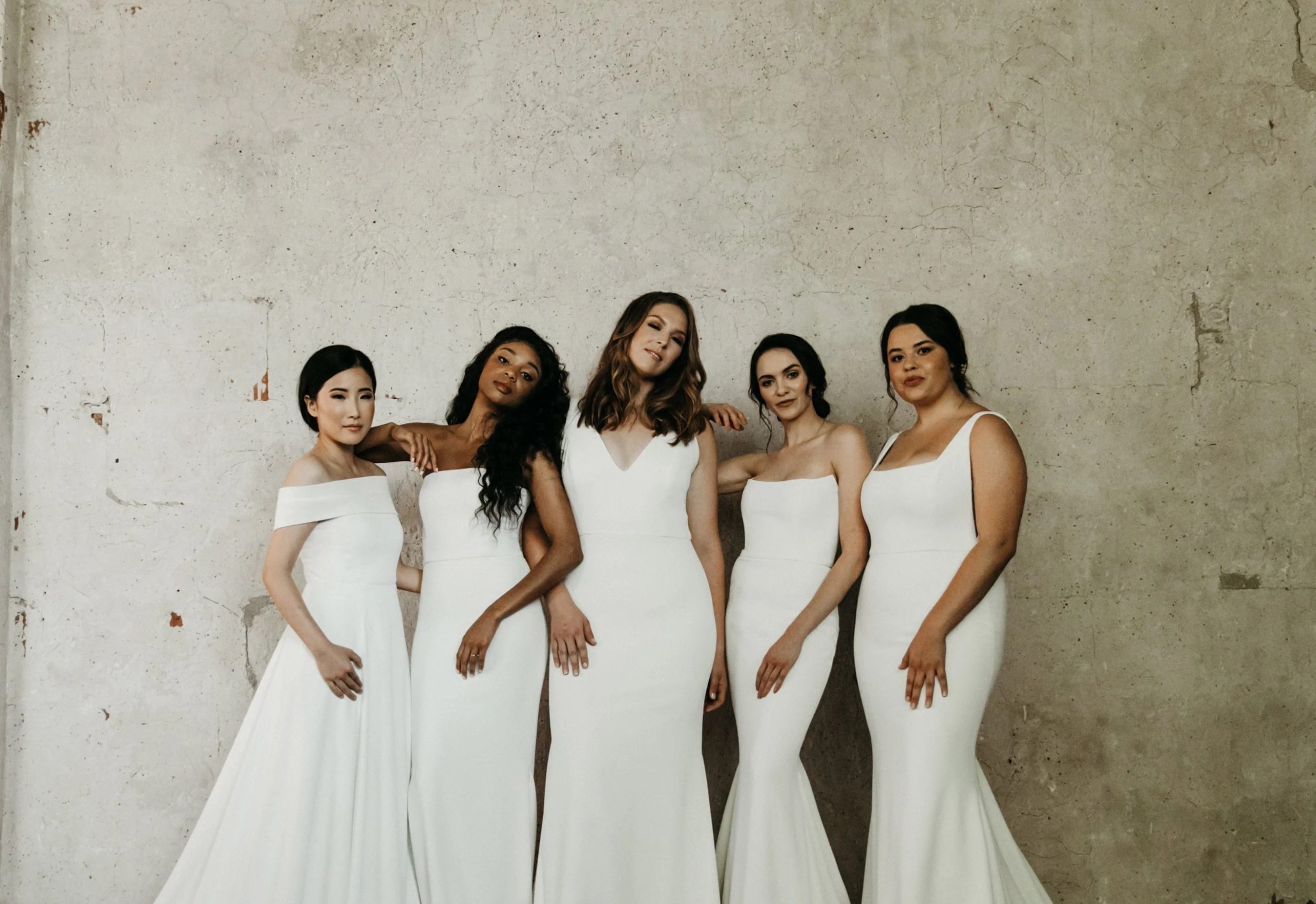 Vijf vriendinnen met een trouwjurk aan