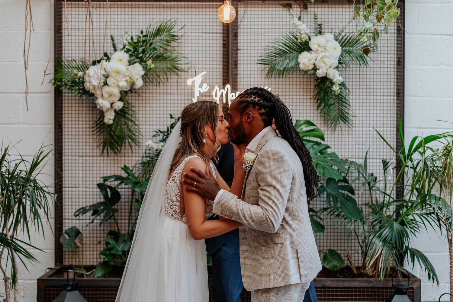 Bruidspaar geeft kus tijdens de ceremonie